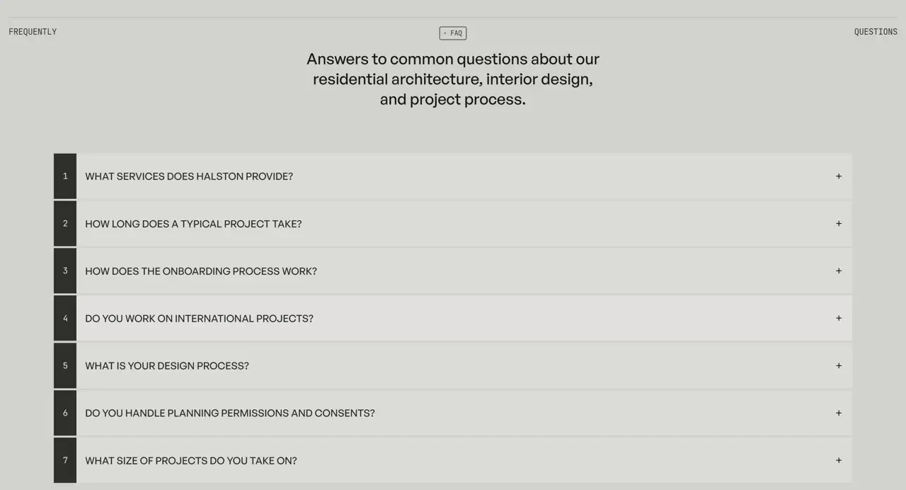 Секция «FAQ» с сайта https://halston-architecture-template.webflow.io/, тематика — Дизайн, цвета — Белый, стиль — Минимализм, типографика — Без засечек