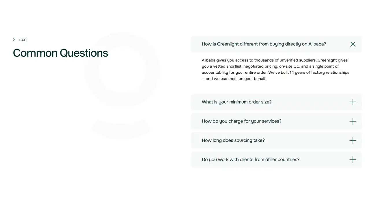 Секция «FAQ» с сайта https://greenlight-china.com/en, тематика — Бизнес и профессиональные услуги, цвета — Белый, стиль — Корпоративный, Минимализм, типографика — Без засечек