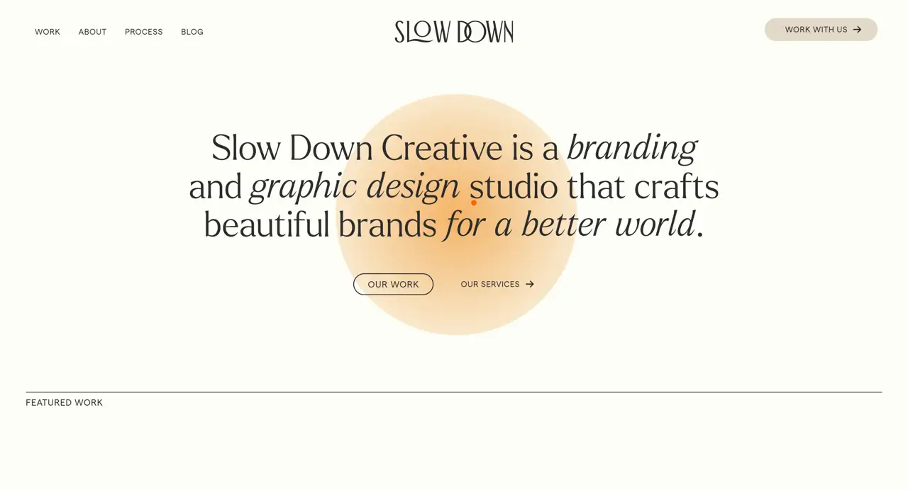 Секция «Первый экран» с сайта https://www.slowdowncreative.com/, тематика — Дизайн, цвета — Белый, Серый, Желтый, стиль — Минимализм, типографика — С засечками