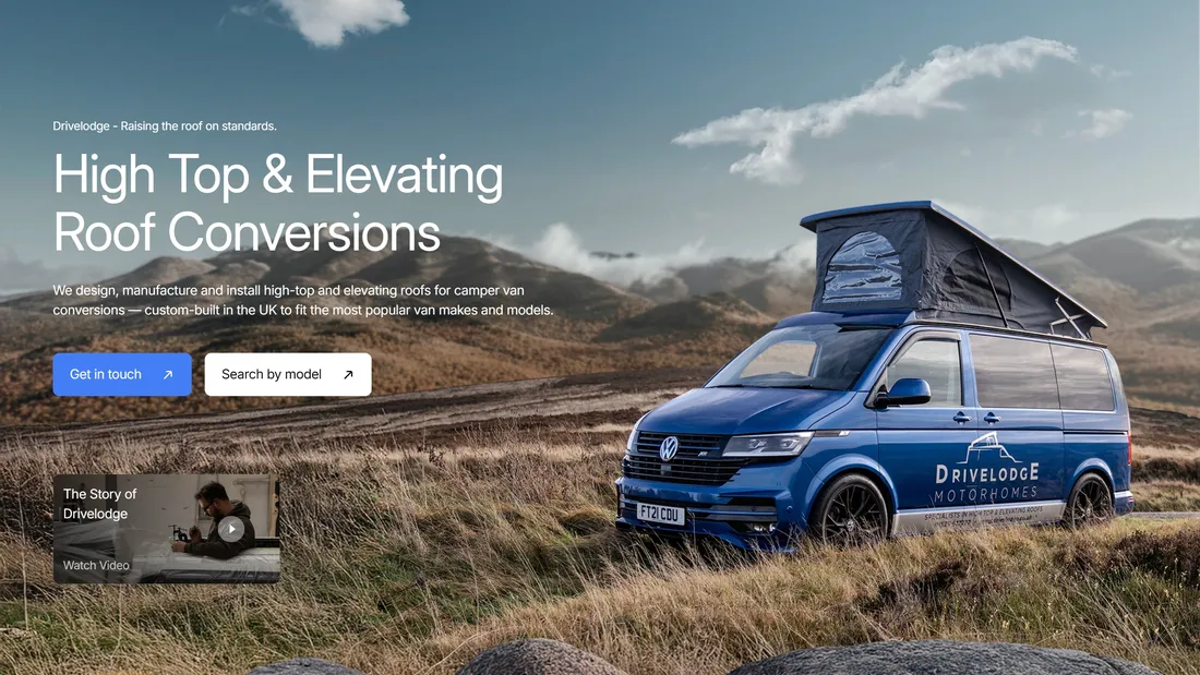 Секция «Первый экран» с сайта https://www.drivelodge.co.uk/, тематика — Путешествия и туризм, цвета — Черный, Серый, Коричневый, стиль — Корпоративный, типографика — Без засечек