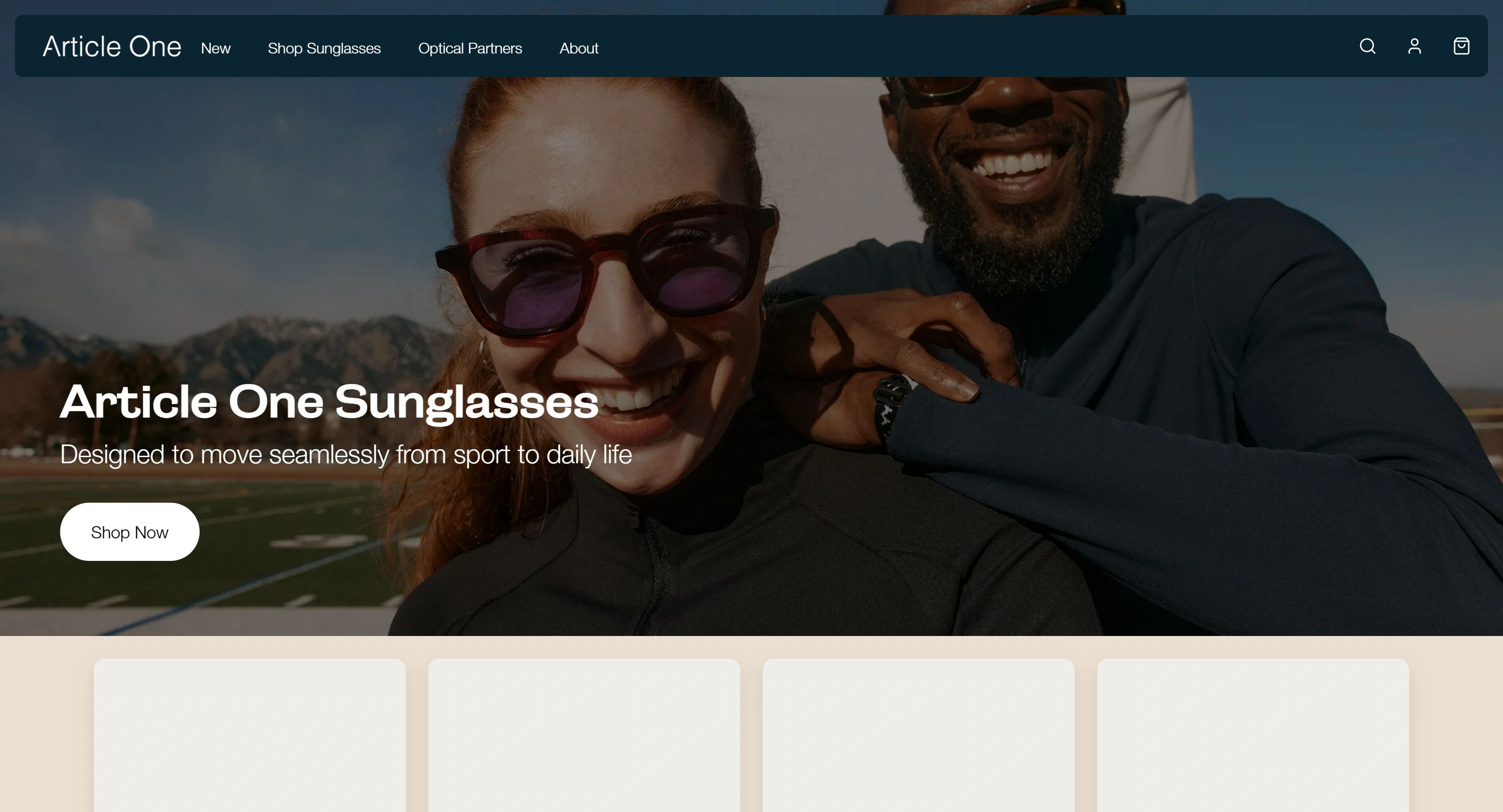Article One Секция «Первый экран» с сайта https://www.articleoneeyewear.com/, тематика — Интернет-магазин, цвета — Белый, Черный, Серый, стиль — Минимализм, типографика — Без засечек