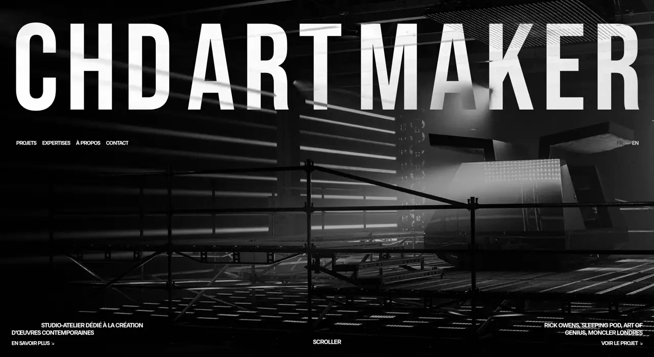 Секция «Первый экран» с сайта https://www.chdartmaker.com/, тематика — Дизайн, цвета — Черный, Серый, стиль — Брутализм, типографика — Без засечек