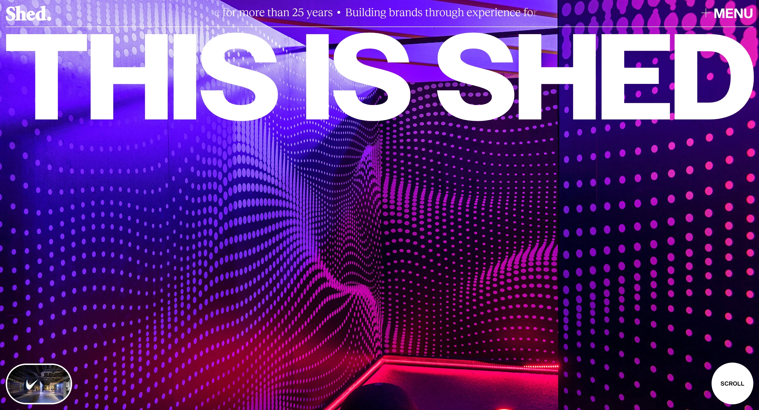 Shed Секция «Первый экран» с сайта https://shed.design/, тематика — Дизайн, цвета — Белый, Черный, Фиолетовый, стиль — Корпоративный, Брутализм, типографика — Без засечек, Декоративные