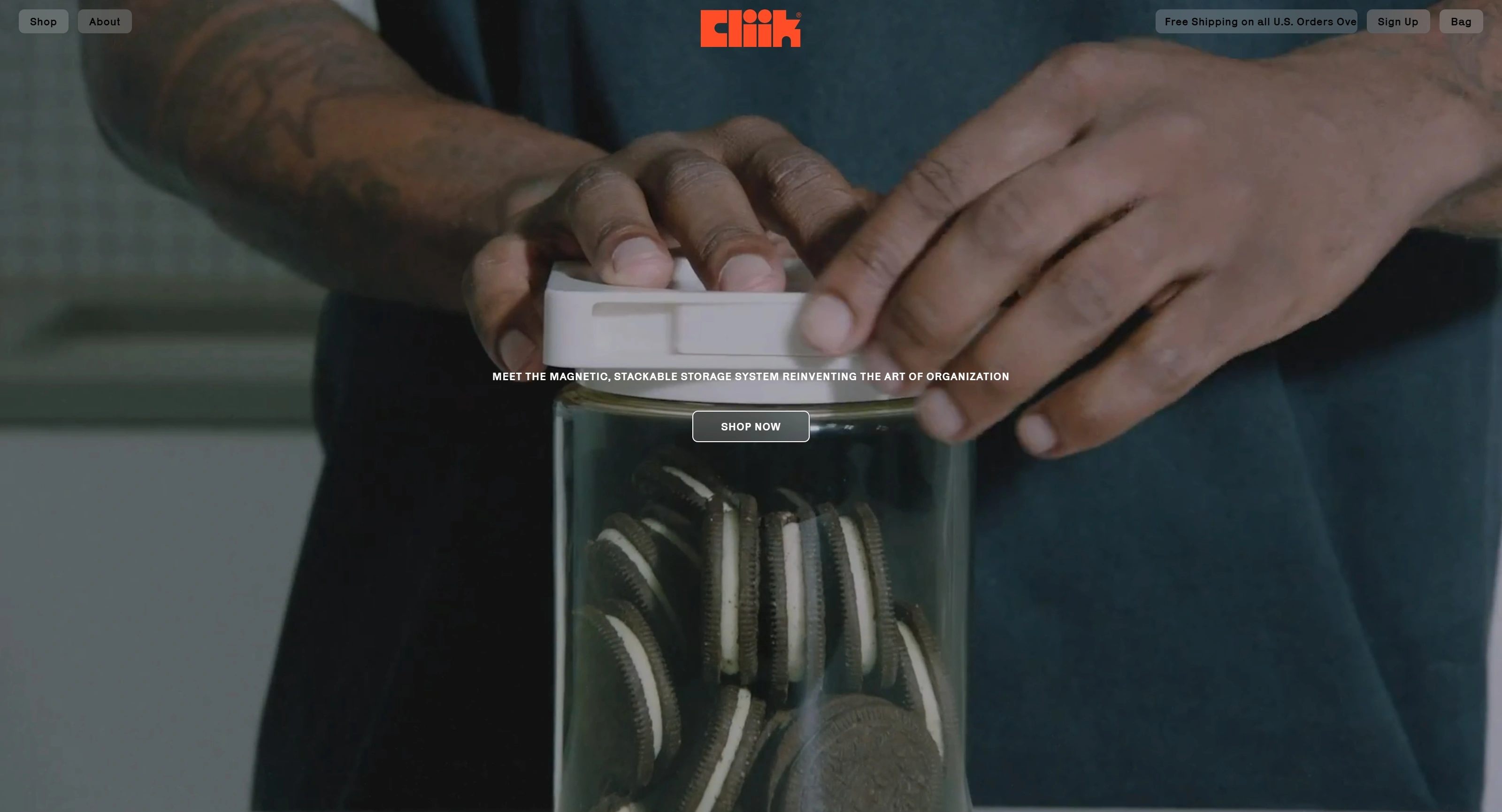 Cliik Секция «Первый экран» с сайта https://cliikhome.com/, тематика — Интернет-магазин, цвета — Черный, Серый, стиль — Минимализм, типографика — Без засечек