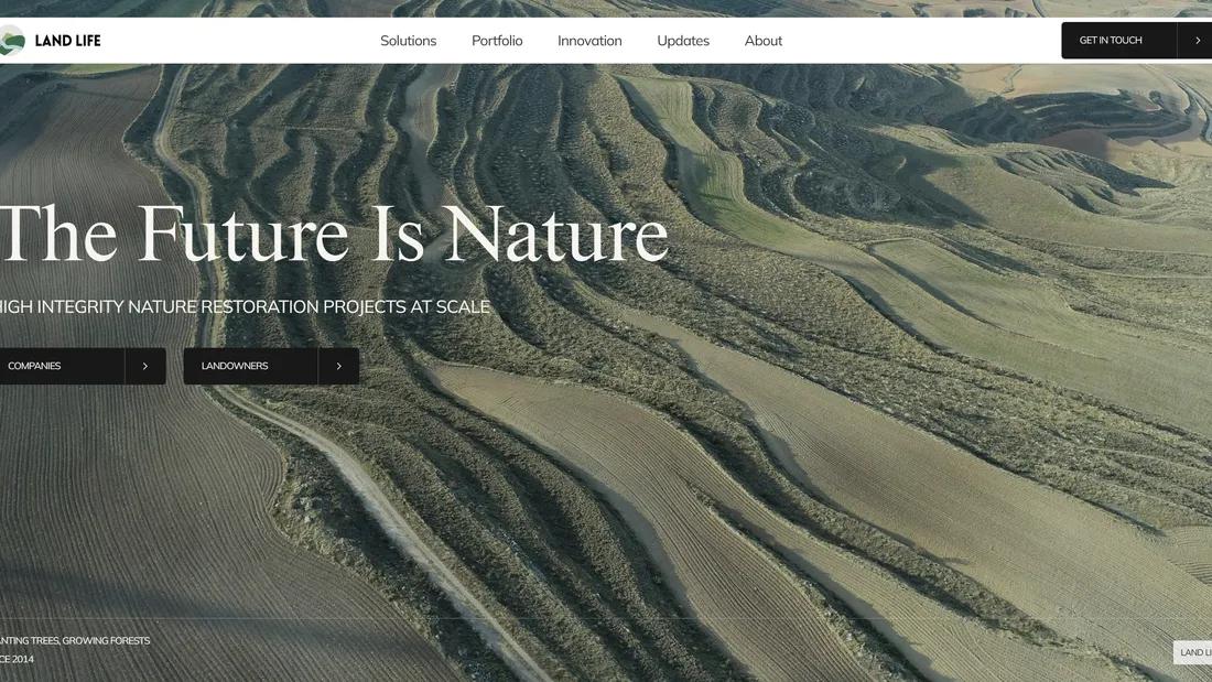 Секция «Первый экран» с сайта https://landlifecompany.com/, тематика — Некоммерческая деятельность, Сельское хозяйство, цвета — Черный, Серый, стиль — Минимализм, типографика — С засечками, Без засечек