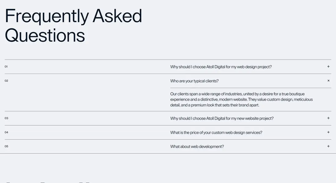 Секция «FAQ» с сайта https://atolldigital.com/, тематика — Дизайн, цвета — Белый, стиль — Минимализм, типографика — Без засечек