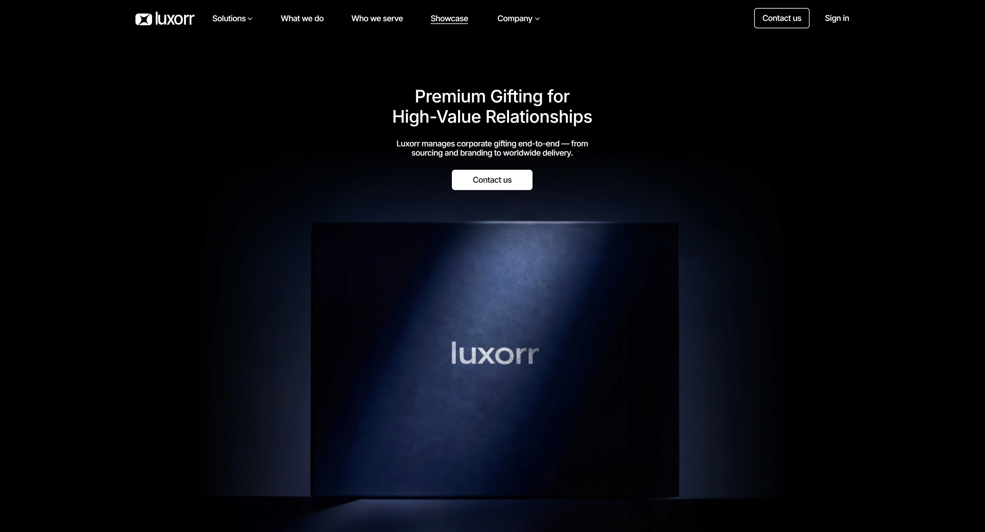 Luxorr Секция «Первый экран» с сайта https://luxorr.io/, тематика — Бизнес и профессиональные услуги, цвета — Черный, стиль — Корпоративный, Минимализм, типографика — Без засечек