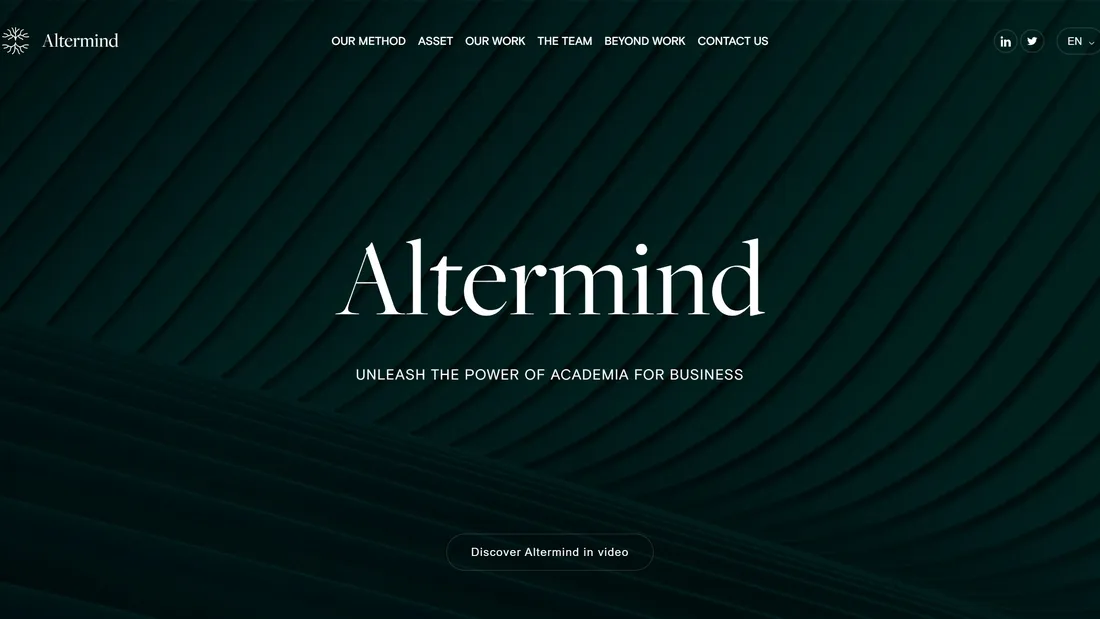 Секция «Первый экран» с сайта https://altermind.com/, тематика — Бизнес и профессиональные услуги, цвета — Черный, стиль — Минимализм, типографика — С засечками