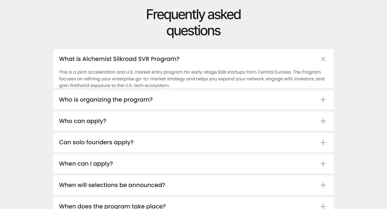 Секция «FAQ» с сайта https://alchemistsvr.com/, тематика — SaaS, цвета — Белый, стиль — Минимализм, типографика — Без засечек