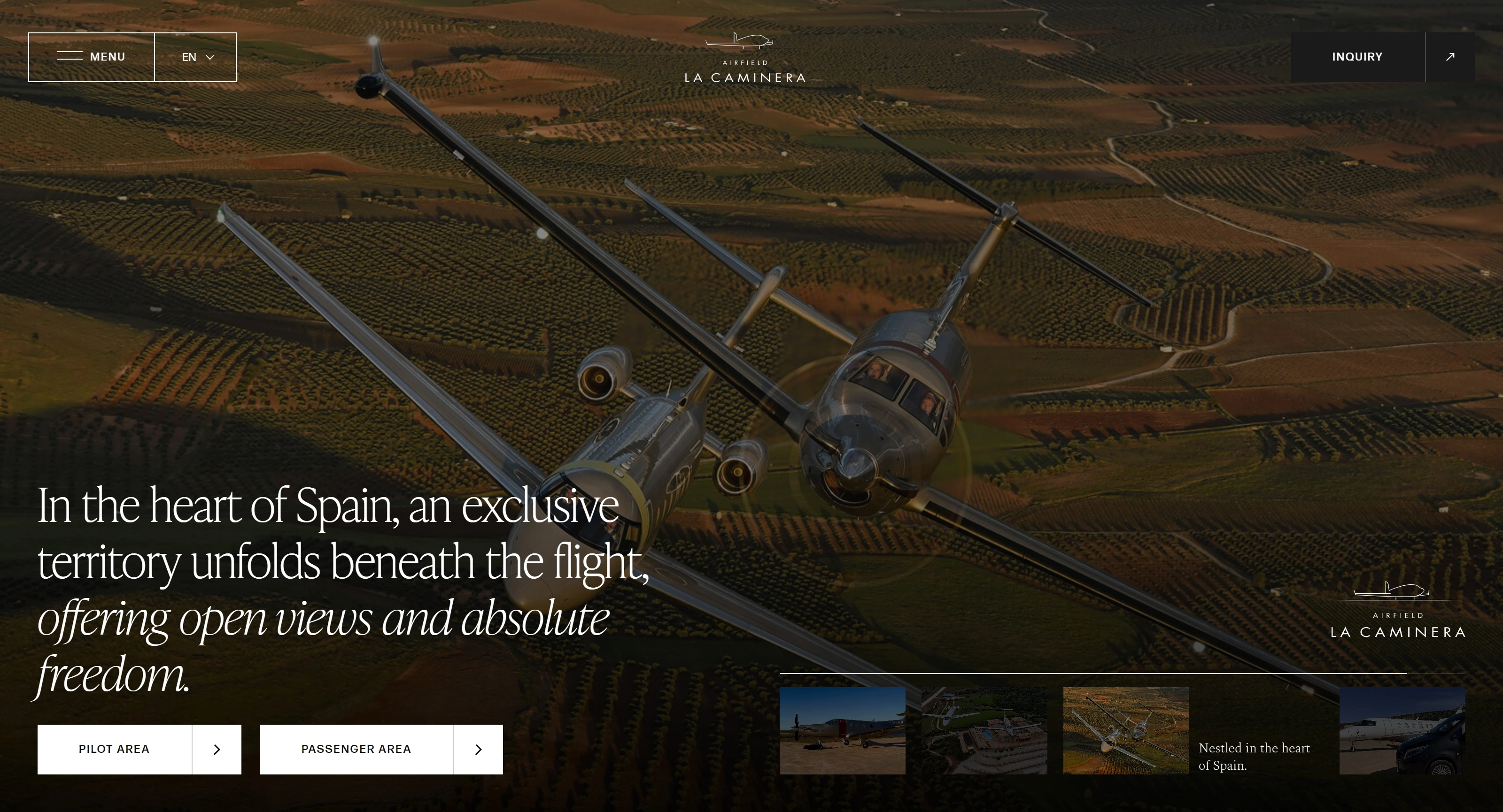 Airfield La Caminera Секция «Первый экран» с сайта https://airfieldlacaminera.com/, тематика — Путешествия и туризм, цвета — Черный, стиль — Классический, Корпоративный, типографика — С засечками, Без засечек