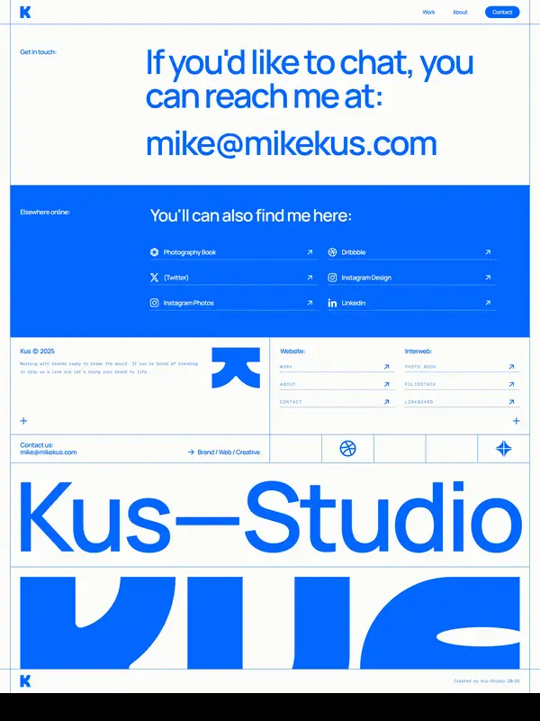 Контакты Kus Studio, тематика — Дизайн, цвета — Белый, Синий, стиль — Минимализм, Брутализм, типографика — Без засечек
