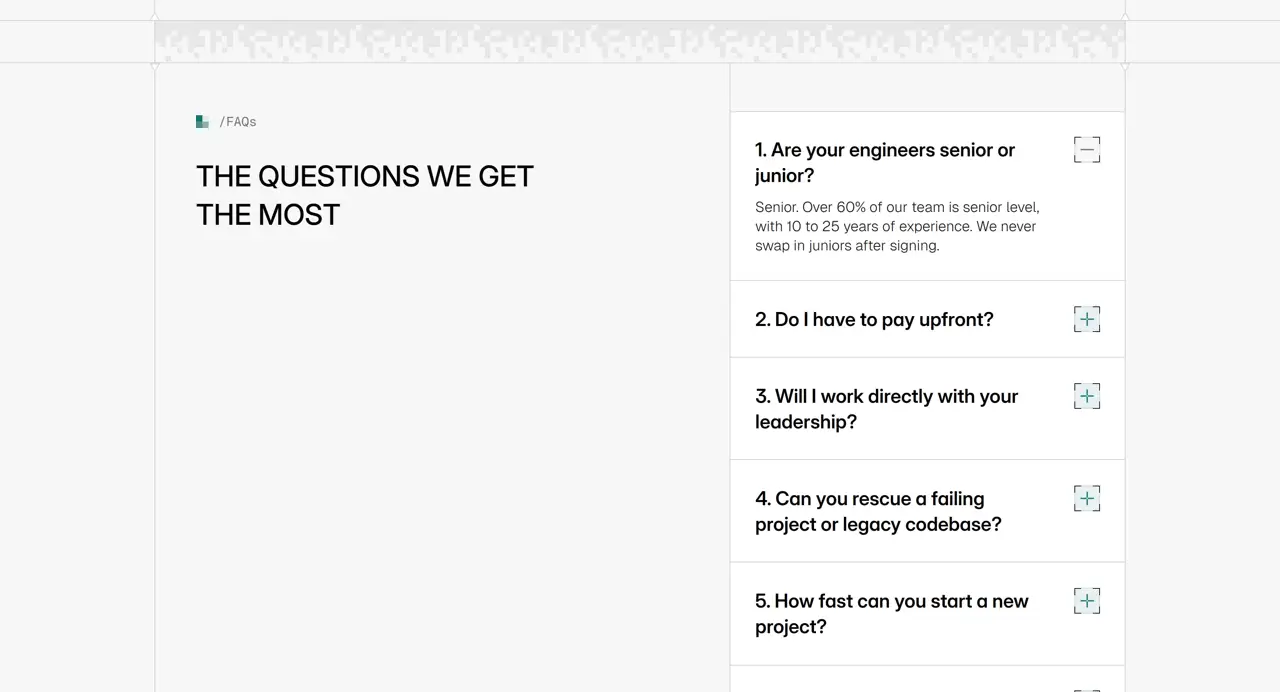 Секция «FAQ» с сайта https://evolt.dev/, тематика — IT и программное обеспечение, цвета — Белый, Серый, стиль — Минимализм, типографика — Без засечек