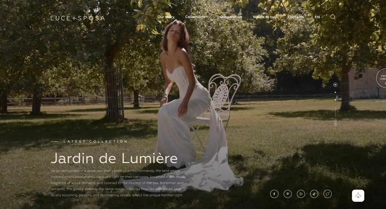 Секция «Первый экран» с сайта https://lucesposa.com/en, тематика — Интернет-магазин, цвета — Черный, Серый, Коричневый, стиль — Минимализм, Органический и природный, типографика — Без засечек