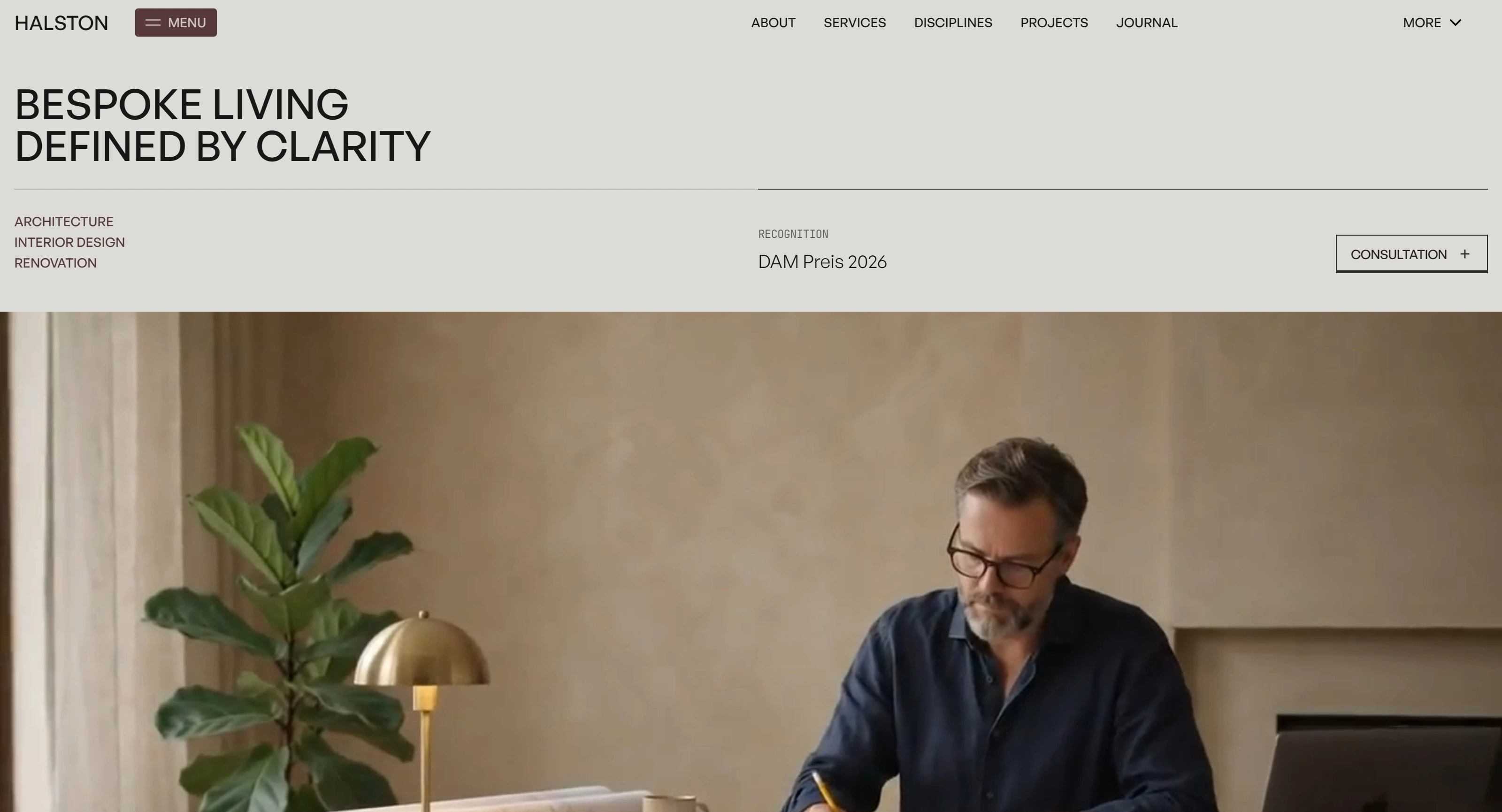 Halston Секция «Первый экран» с сайта https://halston-architecture-template.webflow.io/, тематика — Дизайн, цвета — Белый, Черный, Серый, стиль — Корпоративный, Минимализм, типографика — Без засечек