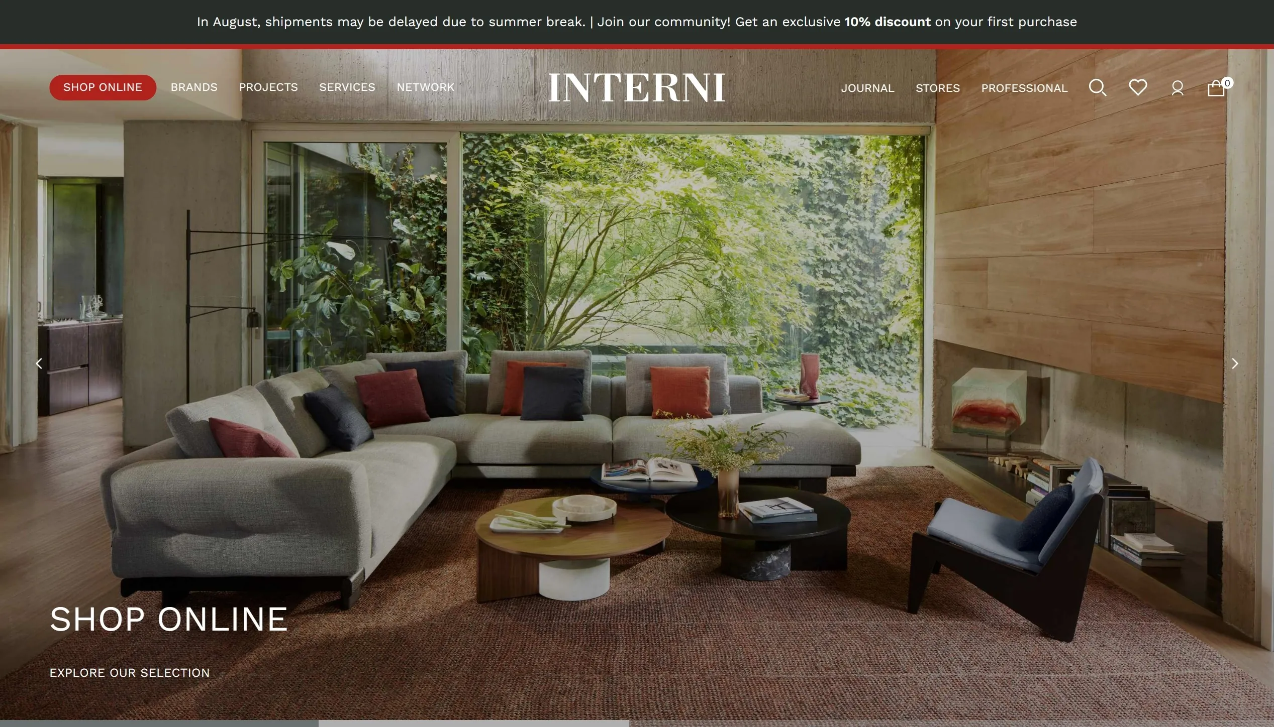 Interni Секция «Первый экран» с сайта https://www.internionline.it/en-ru, тематика — Интернет-магазин, Дизайн, цвета — Черный, Серый, Коричневый, стиль — Классический, Корпоративный, типографика — Без засечек