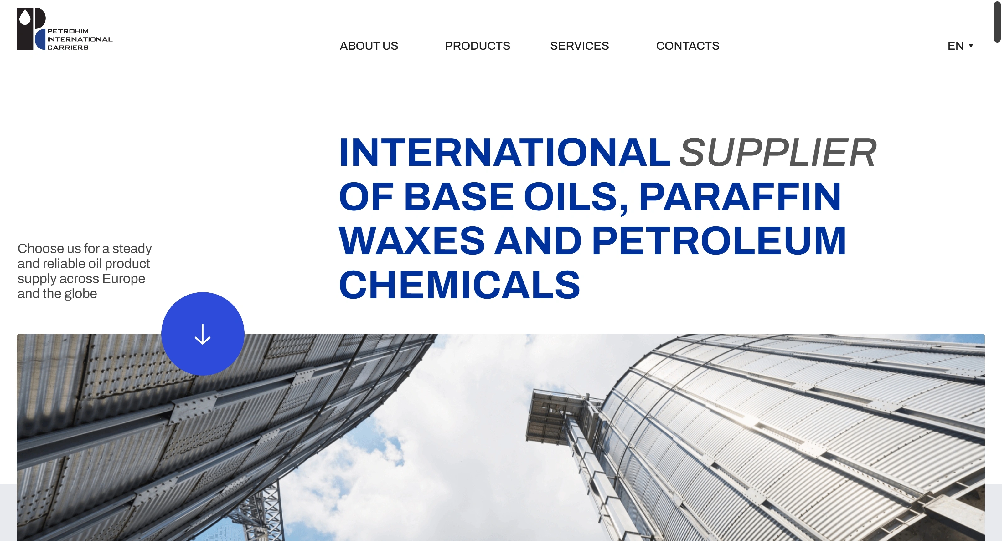 Petrohim Секция «Первый экран» с сайта https://petrohim.lt/, тематика — Производство, цвета — Белый, Серый, стиль — Корпоративный, Минимализм, типографика — Без засечек
