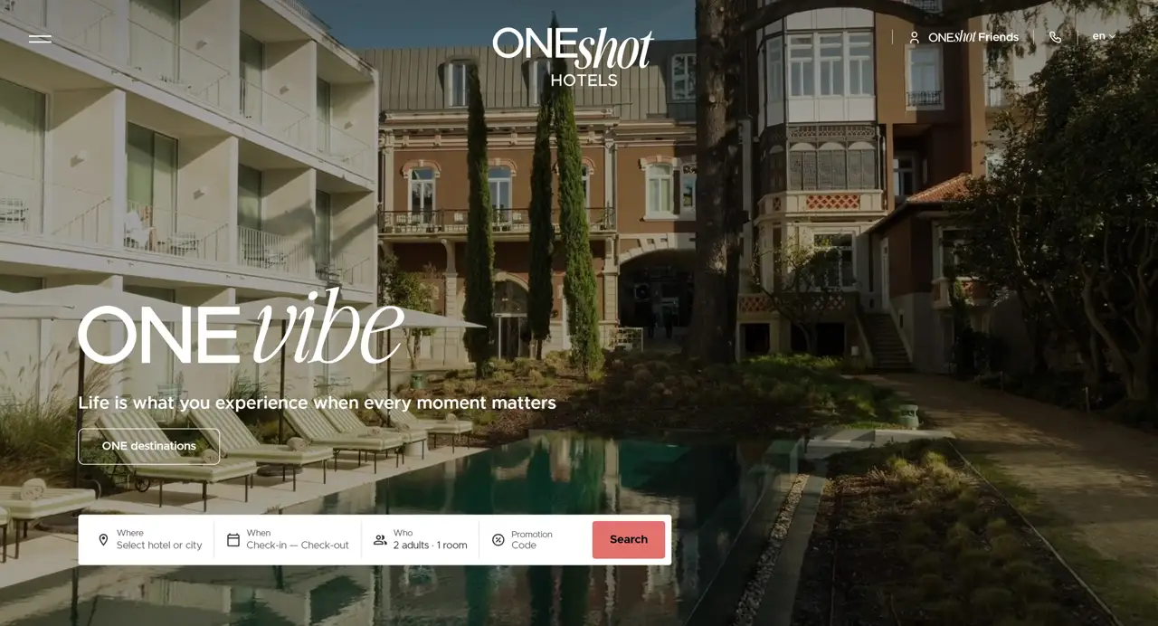 Секция «Первый экран» с сайта https://www.oneshothotels.com/en/, тематика — Путешествия и туризм, цвета — Черный, Серый, Коричневый, стиль — Классический, Минимализм, типографика — Без засечек, Декоративные