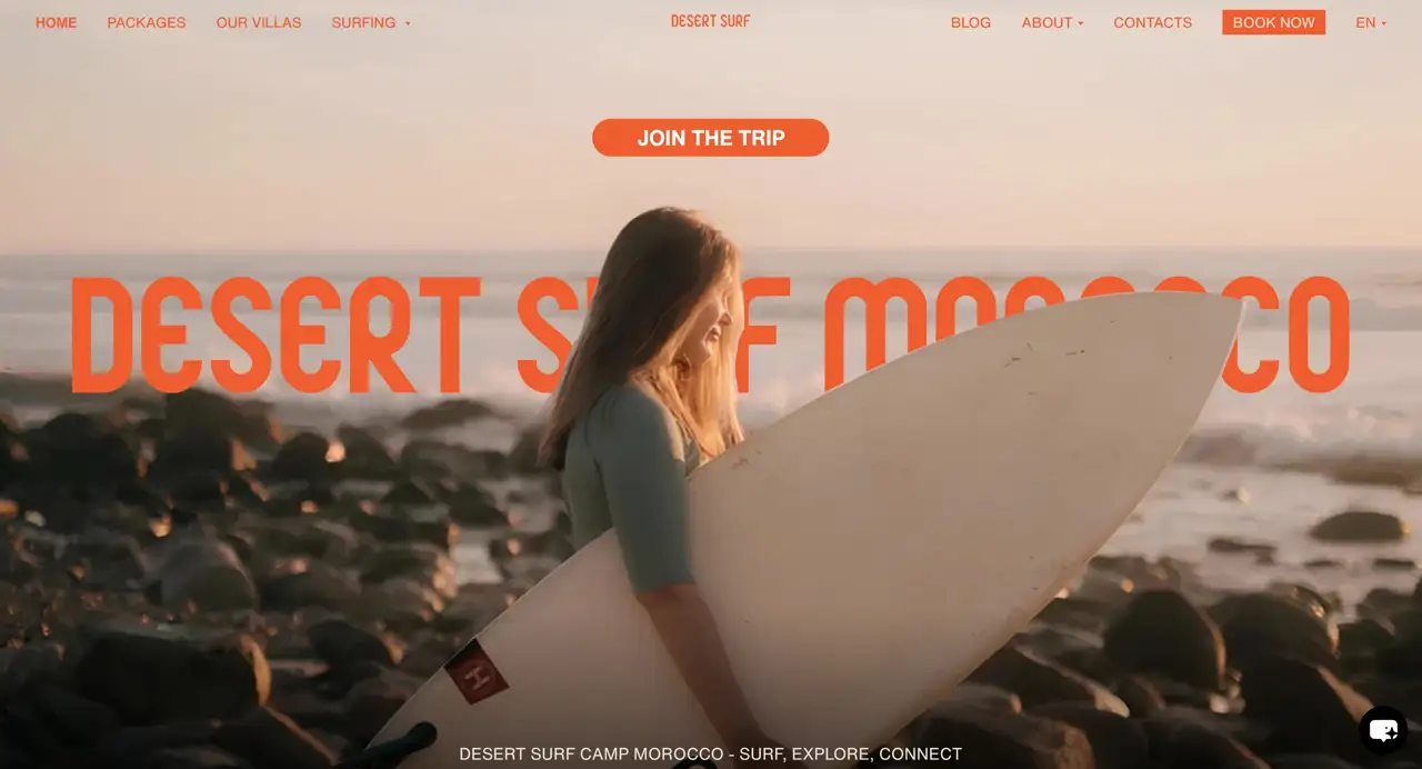 Секция «Первый экран» с сайта https://desertsurfcamp.com/, тематика — Путешествия и туризм, цвета — Белый, Черный, Серый, стиль — Органический и природный, типографика — Без засечек, Декоративные