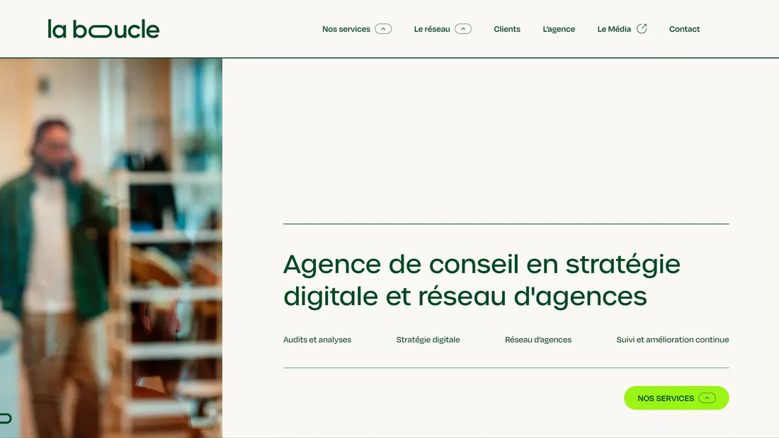 Секция «Первый экран» с сайта https://www.laboucle.fr/, тематика — Агентство , цвета — Белый, Серый, стиль — Корпоративный, типографика — Без засечек
