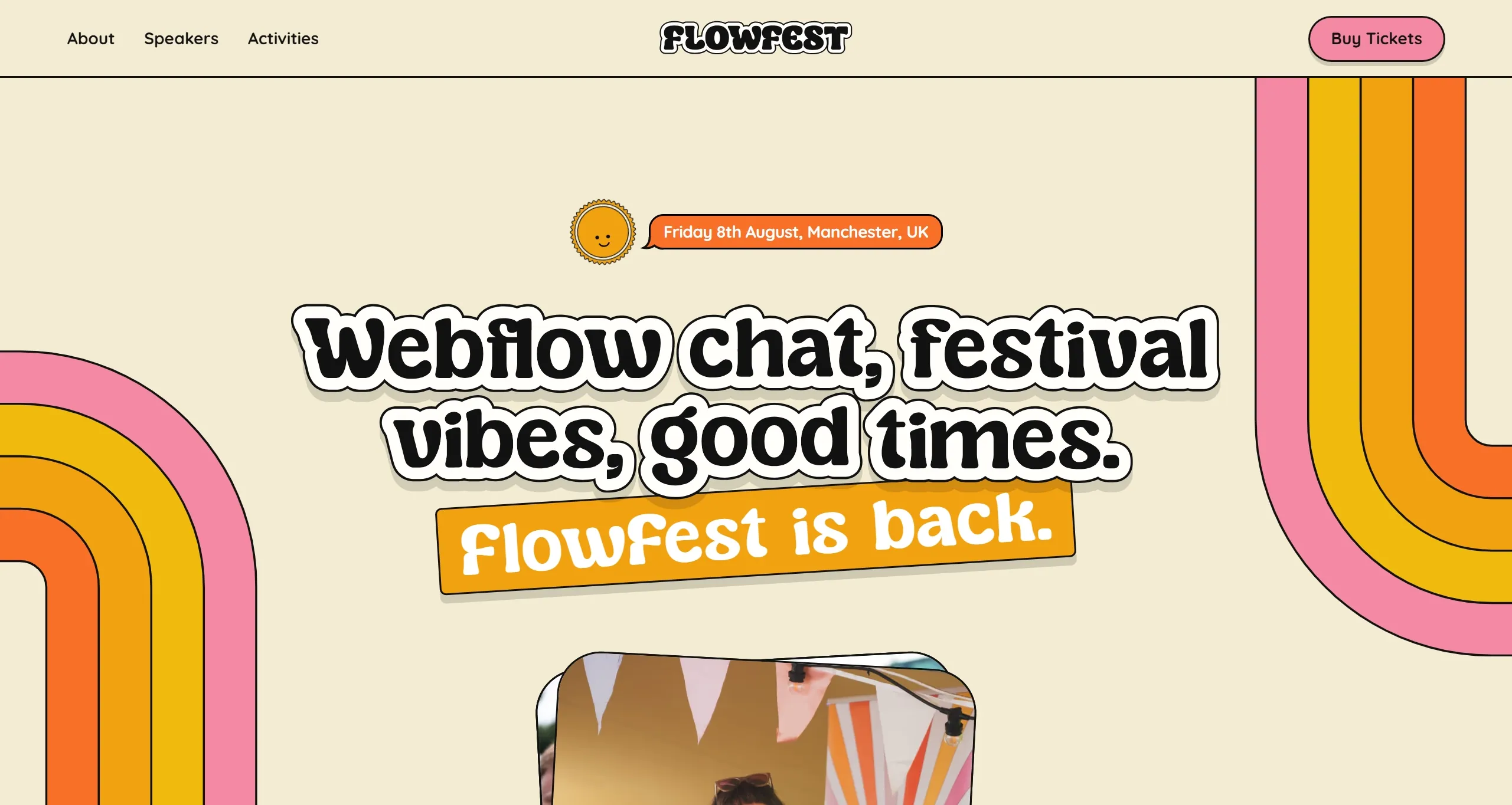 Секция «Первый экран» с сайта https://www.flowfest.co.uk/, тематика — Мероприятия, цвета — Белый, Серый, Оранжевый, стиль — Рисованный, Фестивальный, типографика — Без засечек, Декоративные