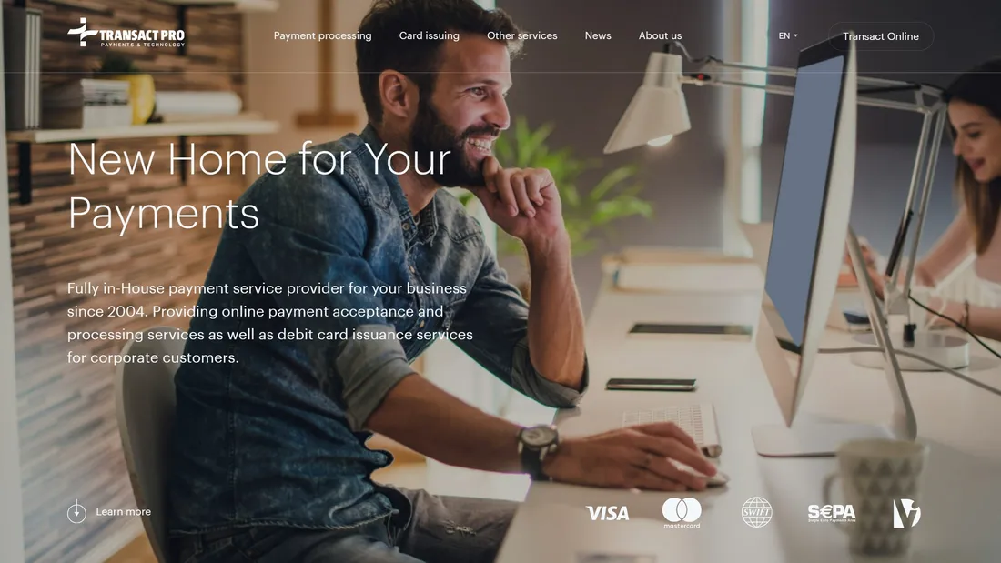 Секция «Первый экран» с сайта https://www.transactpro.eu/en/, тематика — Финансы, цвета — Черный, Серый, Коричневый, стиль — Корпоративный, Минимализм, типографика — Без засечек