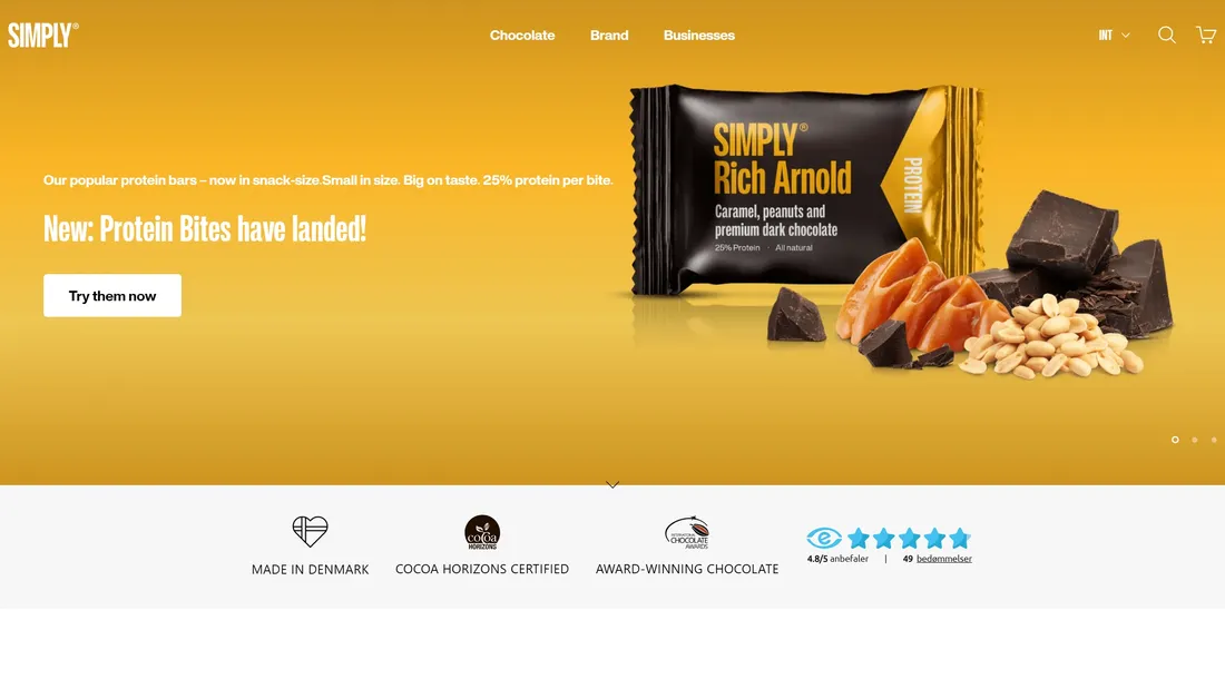 Секция «Первый экран» с сайта https://simplychocolatecph.com/, тематика — Еда и напитки, цвета — Белый, Желтый, Оранжевый, типографика — Без засечек