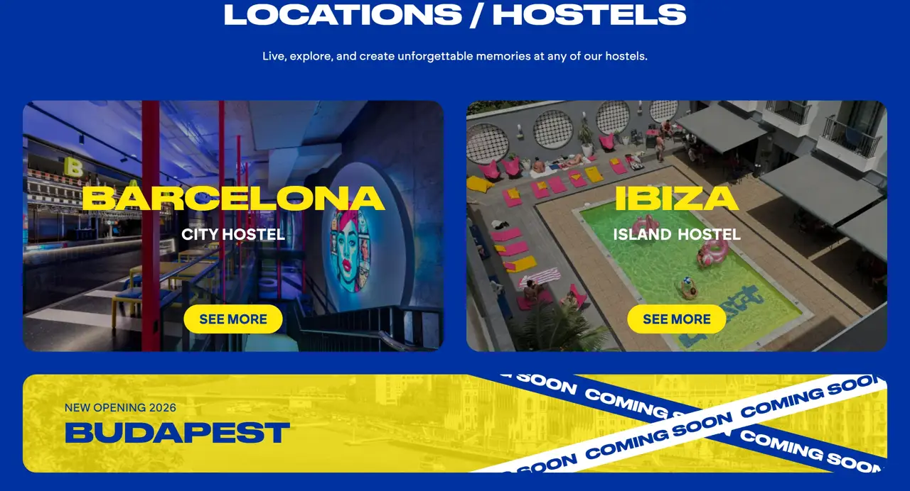 Секция «О продукте» с сайта https://amistathostels.com/en/, тематика — Размещение, цвета — Черный, Серый, Синий, стиль — Карточный, Брутализм, типографика — Без засечек, Декоративные