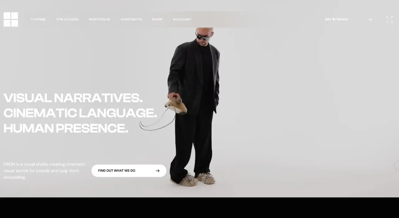 Секция «Первый экран» с сайта https://dsgngroup.it/, тематика — Дизайн, цвета — Белый, Черный, стиль — Минимализм, типографика — Без засечек