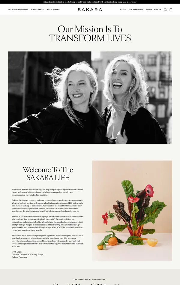 Страница о компании Sakara Life, тематика — Интернет-магазин, Здоровье и фитнес, цвета — Белый, Серый, стиль — Минимализм, типографика — Без засечек