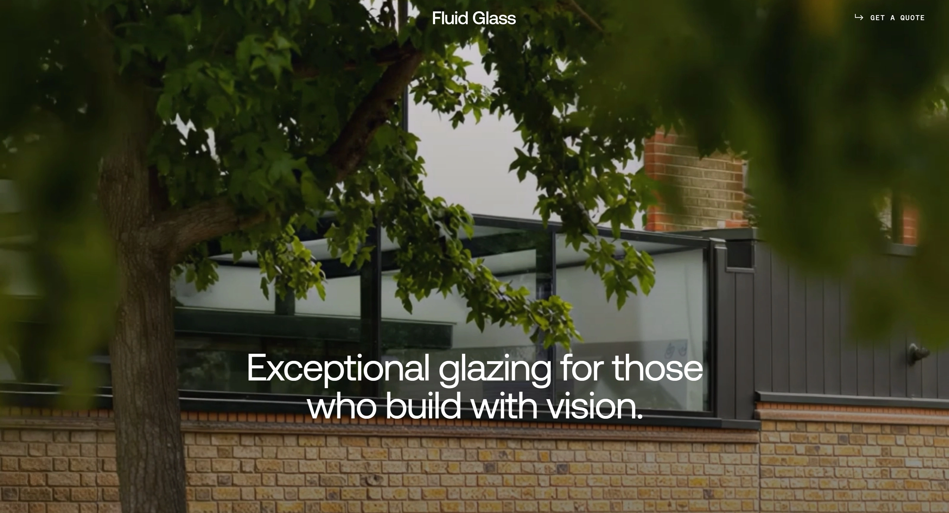 Fluid Glass Секция «Первый экран» с сайта https://fluid.glass/, тематика — Дизайн, цвета — Черный, Серый, Коричневый, стиль — Корпоративный, Органический и природный, типографика — Без засечек