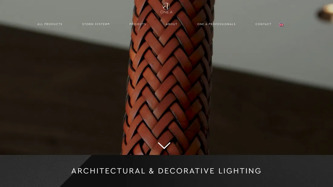 Секция «О компании» с сайта https://onea.dk/, тематика — Дизайн, цвета — Черный, Серый, стиль — Минимализм, типографика — Без засечек