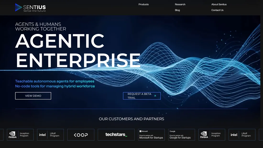 Секция «Первый экран» с сайта https://www.sentius.ai/, тематика — IT и программное обеспечение, цвета — Черный, стиль — Корпоративный, Полигональный, типографика — Без засечек