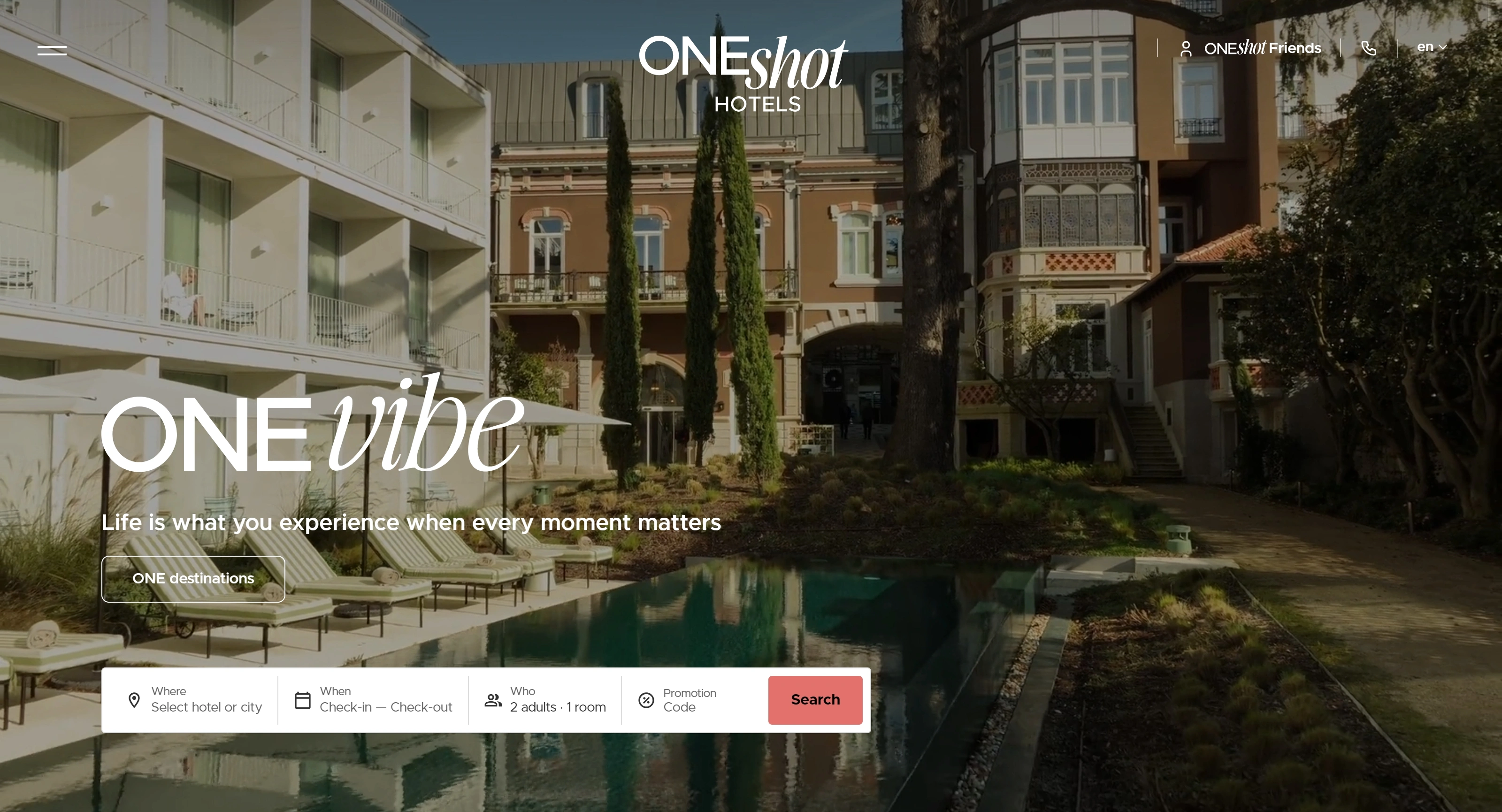 One Shot Hotels Секция «Первый экран» с сайта https://www.oneshothotels.com/en/, тематика — Путешествия и туризм, цвета — Черный, Серый, Коричневый, стиль — Классический, Минимализм, типографика — Без засечек, Декоративные