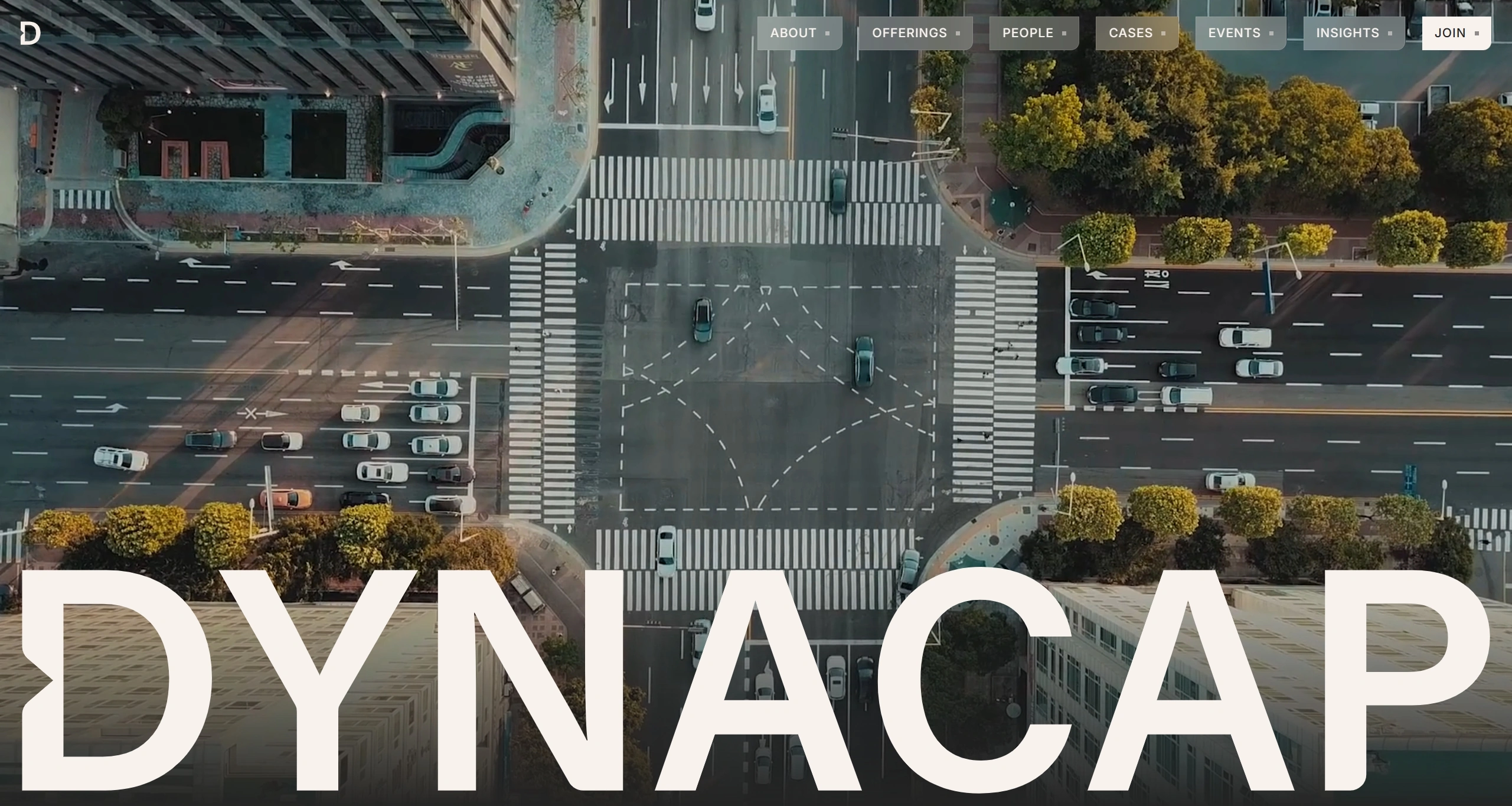 DYNACAP Секция «Первый экран» с сайта https://dynacap.com/, тематика — Бизнес и профессиональные услуги, цвета — Черный, Серый, стиль — Корпоративный, Минимализм, типографика — Без засечек