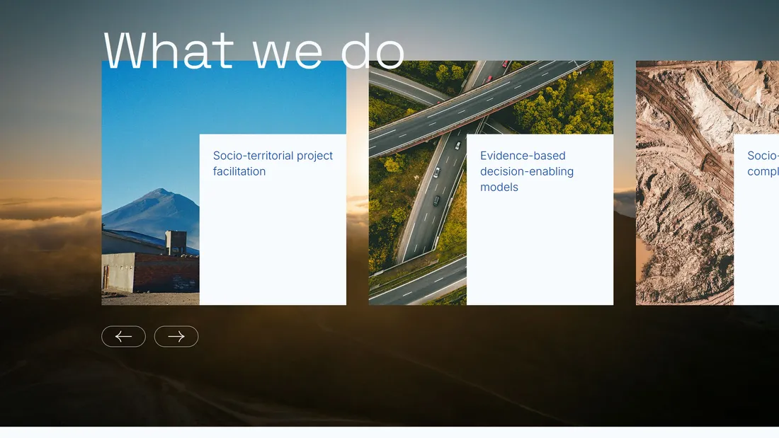 Секция «Услуги» с сайта https://www.dinamicaplataforma.com/en, тематика — Бизнес и профессиональные услуги, цвета — Белый, Черный, Серый, стиль — Корпоративный, типографика — Без засечек