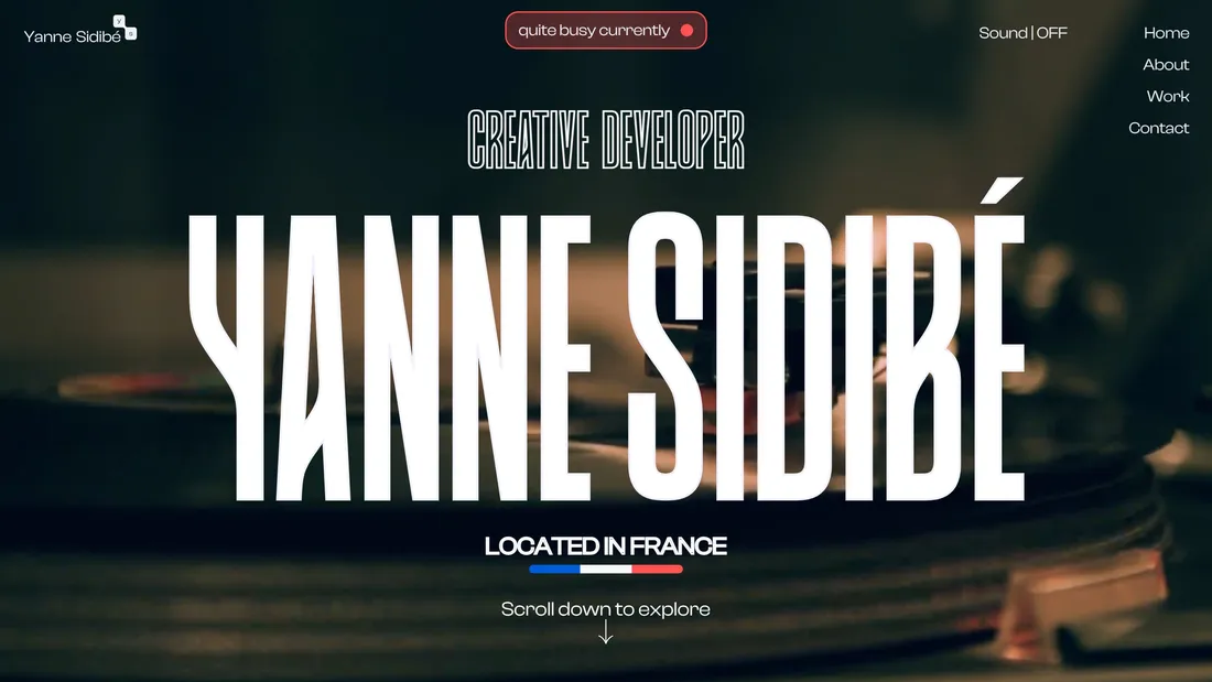 Секция «Первый экран» с сайта https://www.yannesidibe.com/#, тематика — Дизайн, цвета — Белый, Черный, Серый, стиль — Типографика, Брутализм, типографика — Декоративные, Без засечек