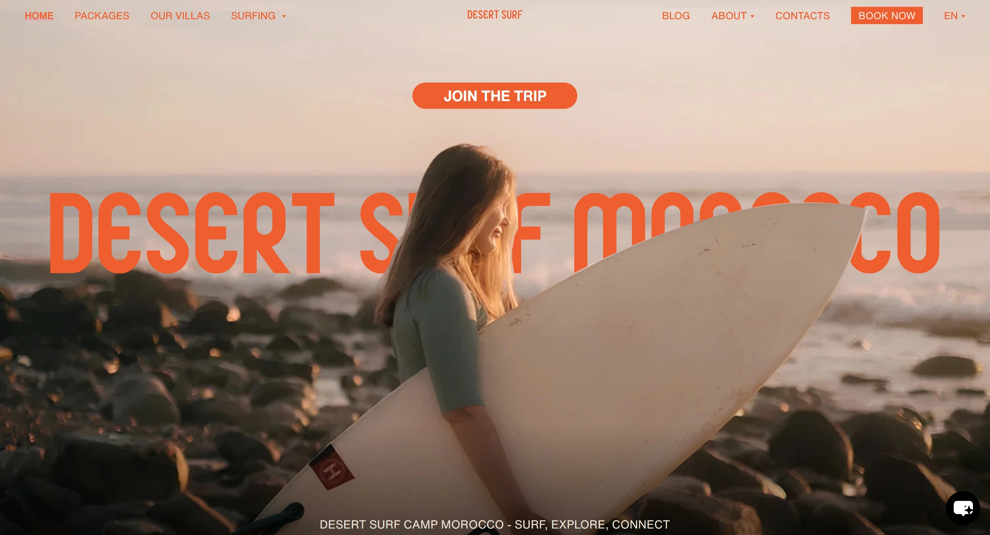 Desert Surf Camp Секция «Первый экран» с сайта https://desertsurfcamp.com/, тематика — Путешествия и туризм, цвета — Белый, Черный, Серый, стиль — Органический и природный, типографика — Без засечек, Декоративные