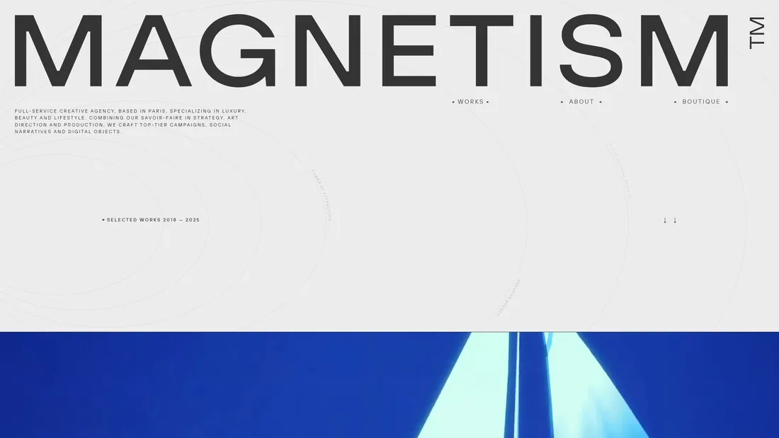 Секция «Первый экран» с сайта https://magnetism.fr/, тематика — Агентство , цвета — Белый, Синий, стиль — Минимализм, типографика — Без засечек