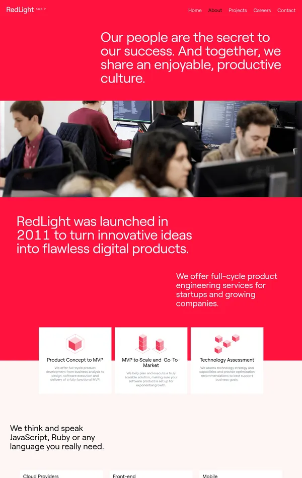 Страница о компании RedLight, тематика — IT и программное обеспечение, цвета — Белый, Красный, стиль — Корпоративный, типографика — Без засечек