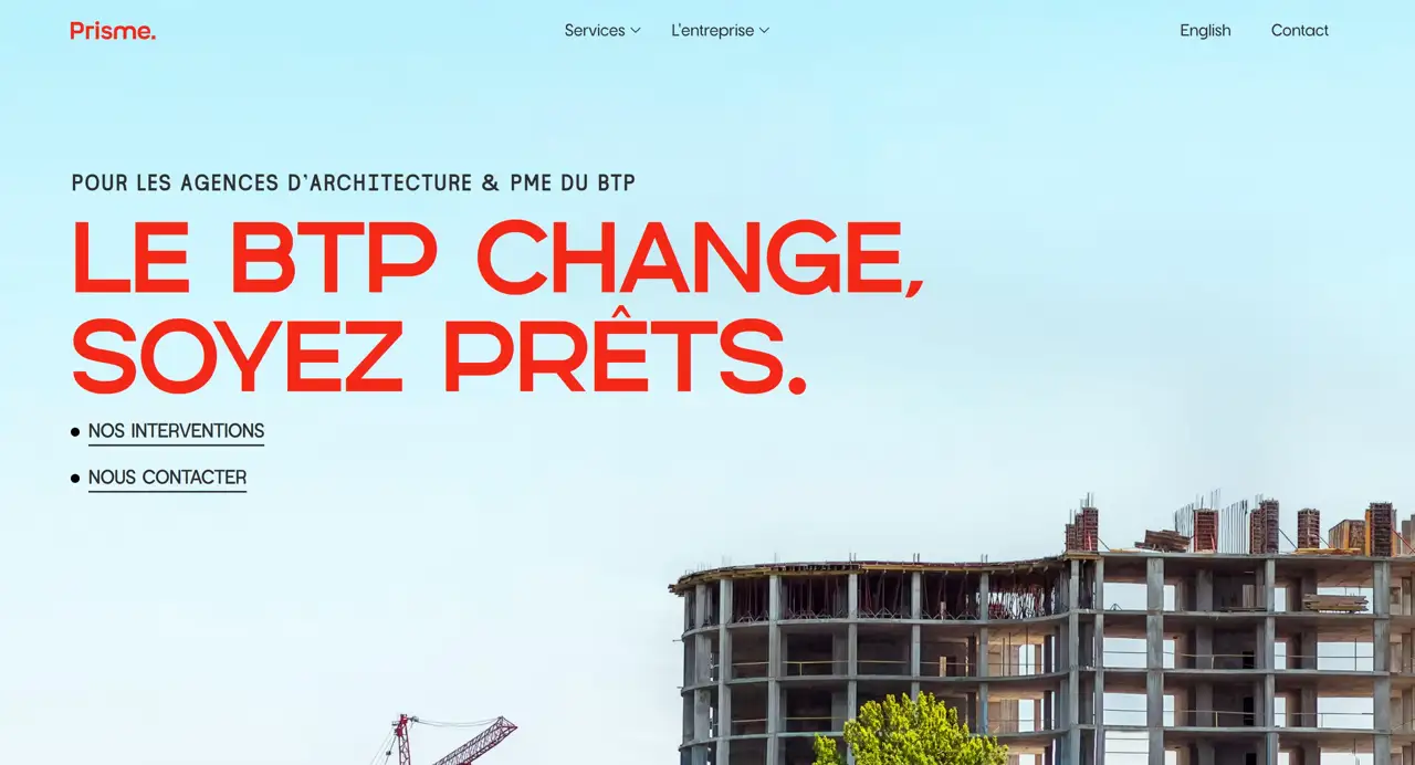Секция «Первый экран» с сайта https://www.prisme.build/en, тематика — Строительство, цвета — Белый, стиль — Корпоративный, Минимализм, типографика — Без засечек