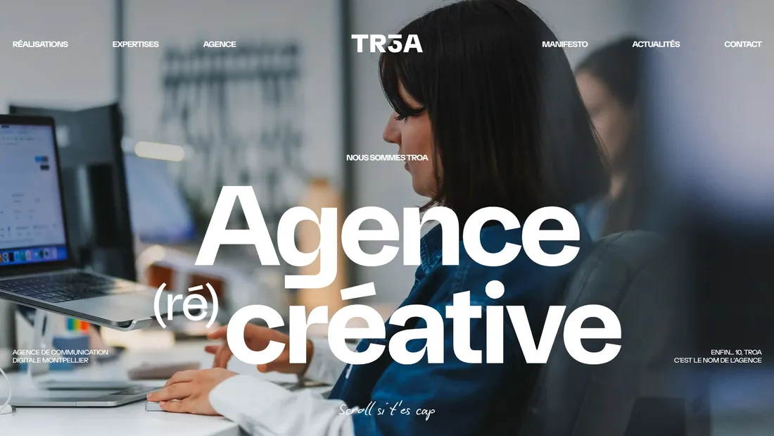 Секция «Первый экран» с сайта https://www.troa.fr/, тематика — Агентство , цвета — Белый, Черный, Серый, стиль — Минимализм, Типографика, типографика — Без засечек, Рукописные