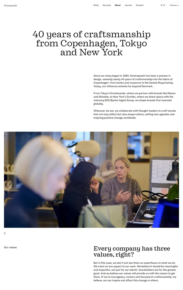 Страница о компании Kontrapunkt, тематика — Дизайн, цвета — Белый, Черный, Серый, стиль — Корпоративный, Минимализм, типографика — Без засечек