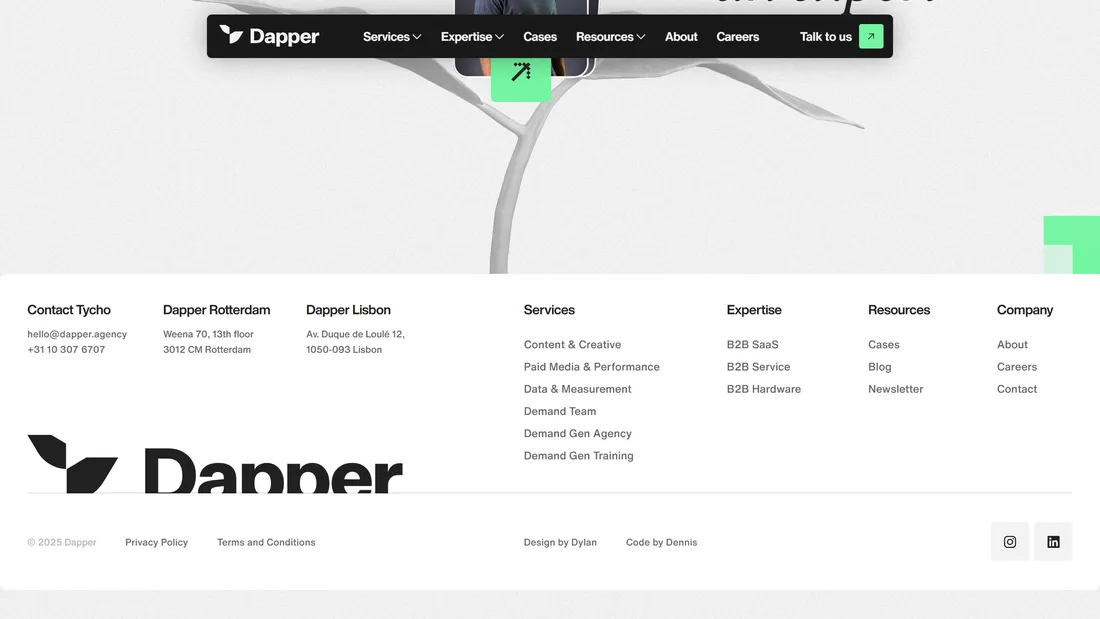 Секция «Футер» с сайта https://www.dapper.agency/, тематика — Агентство , цвета — Белый, стиль — Корпоративный, Минимализм, типографика — Без засечек