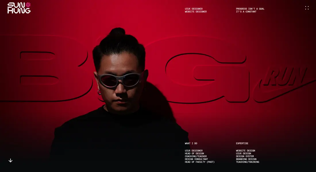 Секция «Об авторе» с сайта https://www.sunhung.net/, тематика — Дизайн, цвета — Черный, Коричневый, стиль — Типографика, Брутализм, типографика — Без засечек