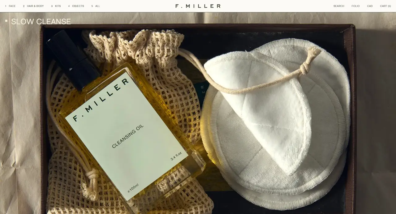 Секция «О продукте» с сайта https://fmillerskincare.com/, тематика — Красота, цвета — Белый, Черный, Серый, стиль — Минимализм, Органический и природный, типографика — Без засечек