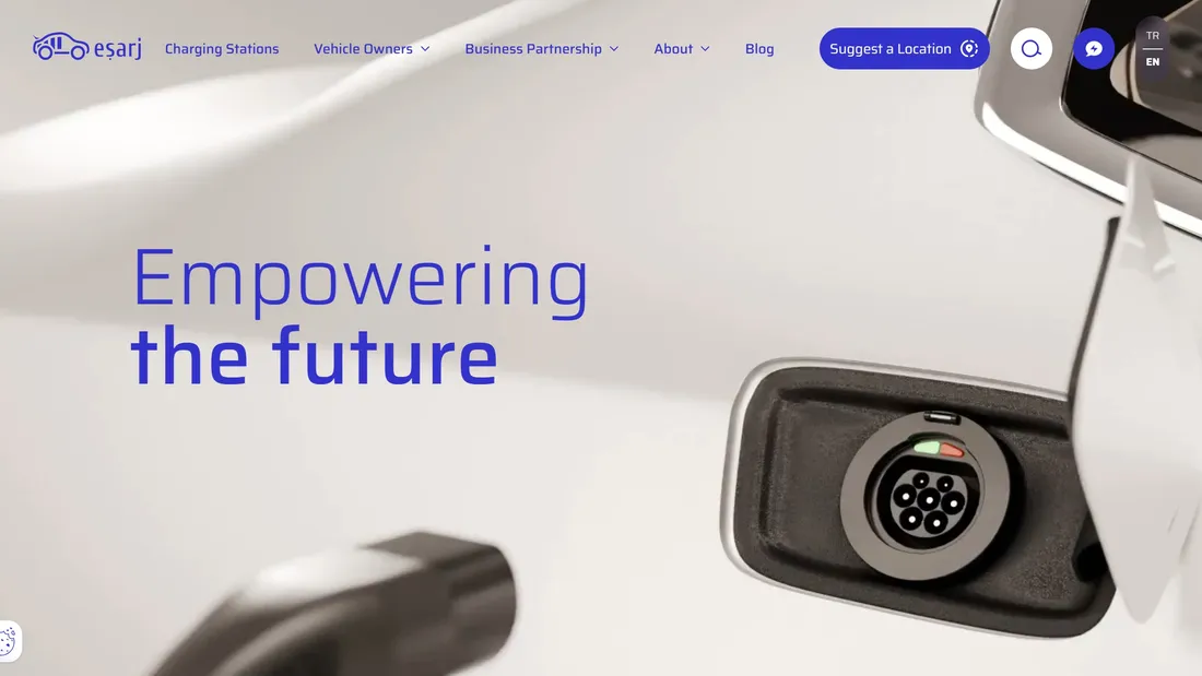 Секция «Первый экран» с сайта https://esarj.com/en, тематика — Бизнес и профессиональные услуги, цвета — Белый, Серый, стиль — Корпоративный, Минимализм, типографика — Без засечек