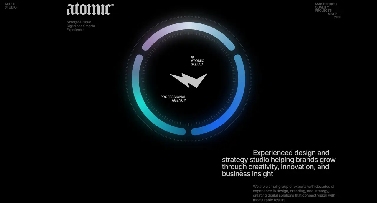 Секция «Первый экран» с сайта https://atomic.black/, тематика — Дизайн, цвета — Черный, стиль — Корпоративный, Минимализм, типографика — Без засечек
