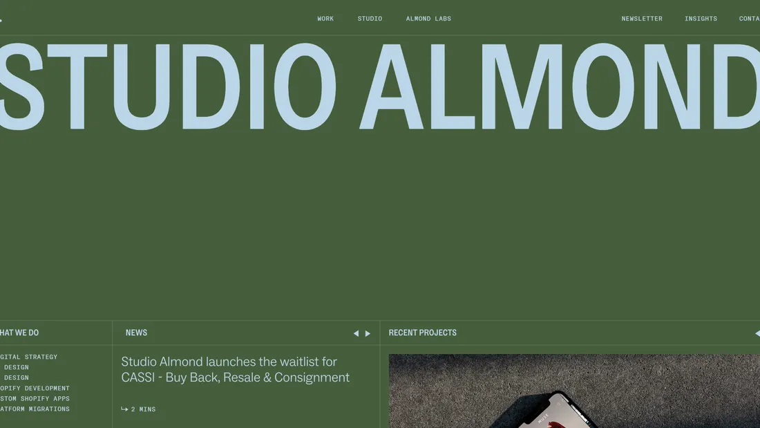 Секция «Первый экран» с сайта https://www.almond.studio/, тематика — Дизайн, Агентство , цвета — Серый, Зеленый, стиль — Типографика, Брутализм, типографика — Без засечек