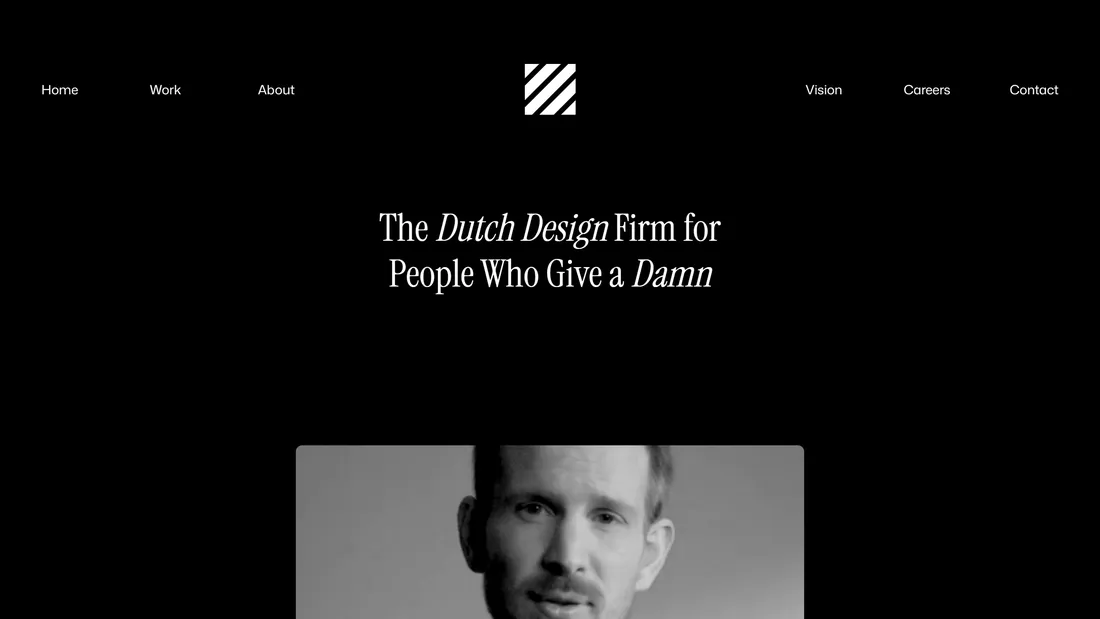 Секция «Первый экран» с сайта https://www.momkai.com/, тематика — Дизайн, цвета — Черный, Серый, стиль — Классический, Минимализм, типографика — С засечками