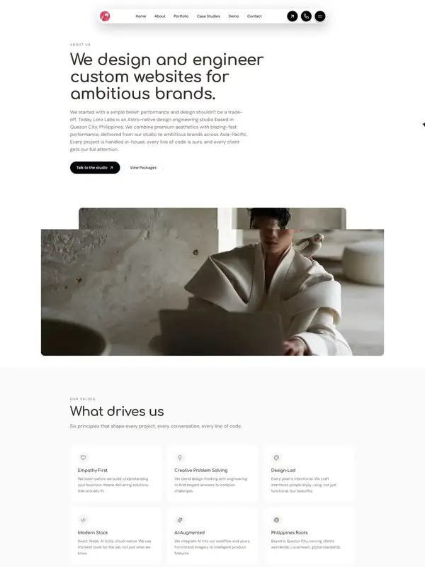 Страница о компании Loro Labs, тематика — IT и программное обеспечение, цвета — Белый, Черный, Серый, стиль — Корпоративный, Минимализм, типографика — Без засечек